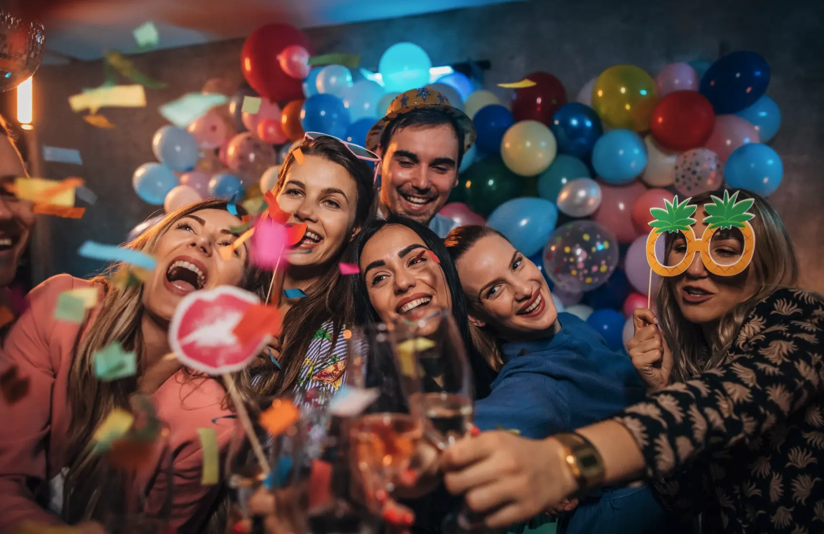 Photobooth Kiel – Party-Gruppe mit Ballons und Konfetti